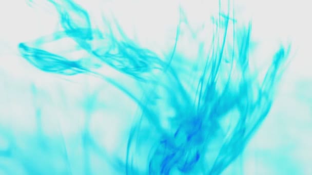 Mavi renkli mürekkep, su videosunda fotokopi alanı ile birlikte düşer. Su altında dönen mürekkepli bulut. 4k - Video, Çekim