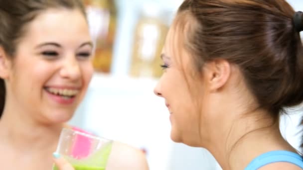 Kaukasische Mädchen trinken nahrhaftes Mischgetränk aus Obst und Gemüse - Filmmaterial, Video