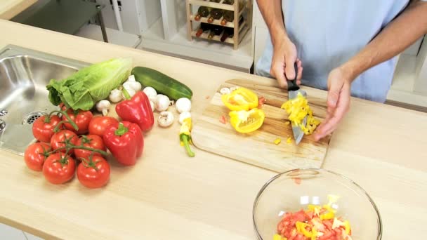 Lähikuva mies valkoihoinen kädet leikkaus vihanneksia keittiössä
 - Materiaali, video