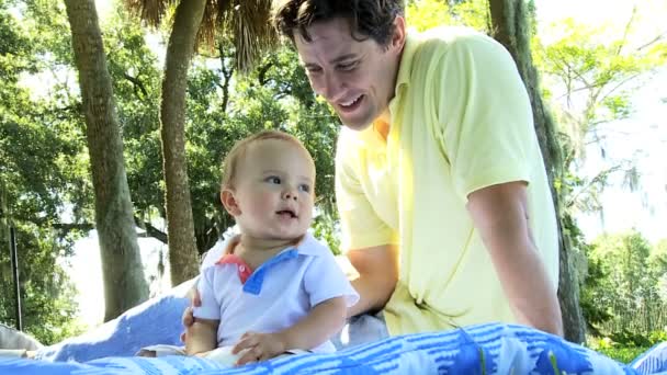 Rakastava valkoinen isä leikkii lapsi pojan kanssa puistossa
 - Materiaali, video