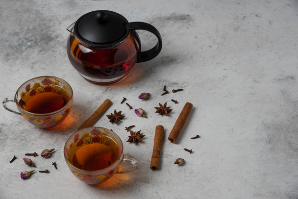 Ziołowa zimowa herbata w filiżance z przyprawami. Wysokiej jakości zdjęcie - Zdjęcie, obraz