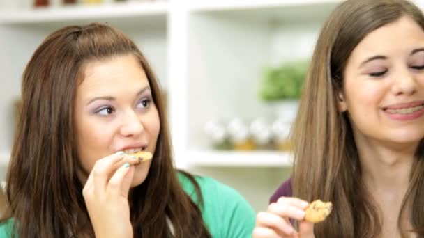 Caucasienne mère et les adolescentes dégustation de biscuits maison
 - Séquence, vidéo