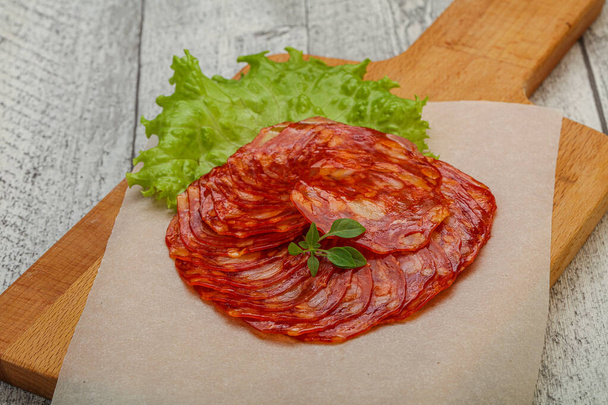 Italiaanse traditionele Chorizo varkensworsten geserveerd basilicum bladeren - Foto, afbeelding