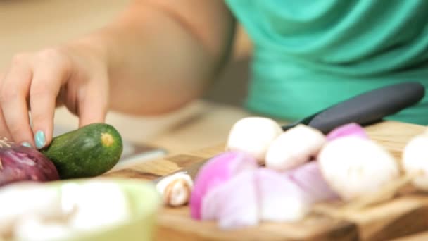 Manos de adolescente en la cocina usando verduras frescas
 - Metraje, vídeo