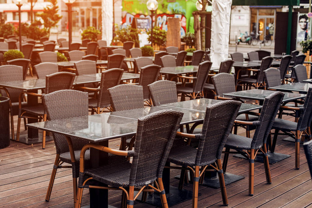Tyhjä kahvila kadulla, tyhjät pöydät ja tuolit - Valokuva, kuva