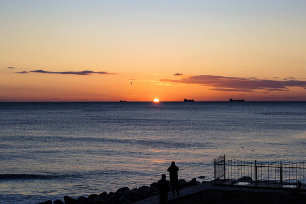 sininen meri ja pilvet taivaalla, auringonnousu horisontissa - Valokuva, kuva