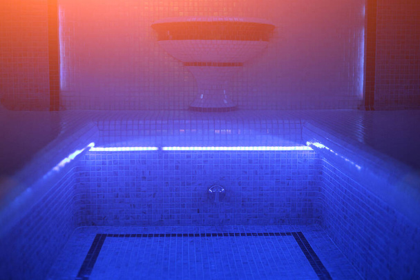 El baño turco está iluminado con luces de neón azul - Foto, Imagen