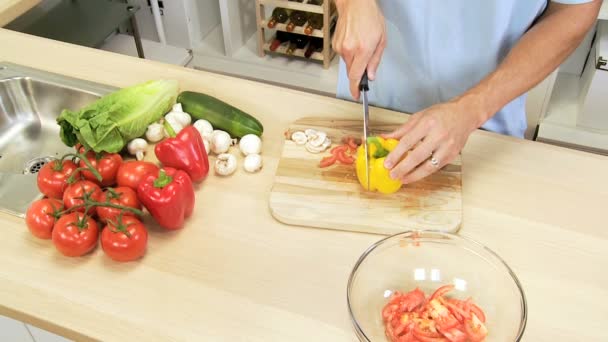 αρσενικά των καυκάσιος χέρια προετοιμασία φρέσκα λαχανικά - Πλάνα, βίντεο