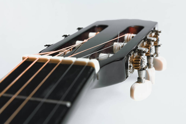 白を基調としたクラシックギターのフリートボード、ギター - 写真・画像