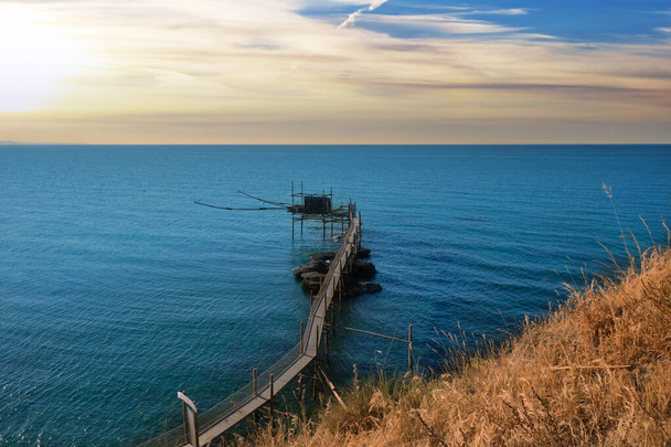 houten overloop in de kust van punta aderci van vasto abruzzo - Foto, afbeelding