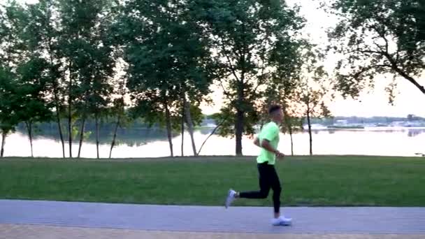 спортсмен в спортивной одежде бегает по реке, бегает трусцой - Кадры, видео
