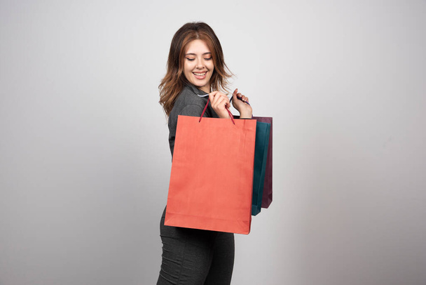 Foto einer jungen Frau mit Einkaufstaschen. Hochwertiges Foto - Foto, Bild