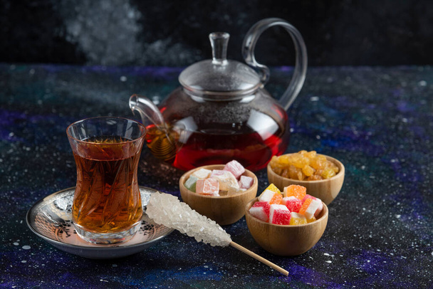Чай с турецкими деликатесами на голубом фоне. Высокое качество фото - Фото, изображение