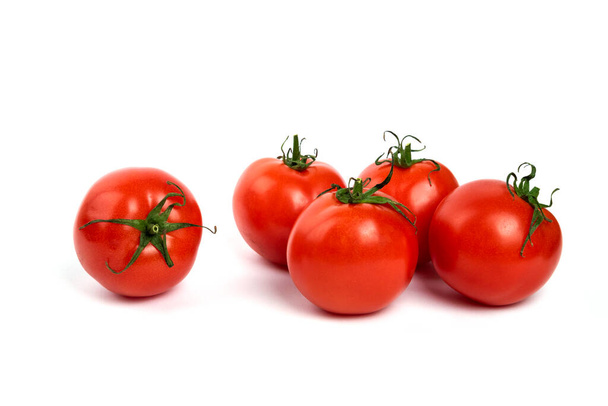 Große rote frische Tomaten auf weißem Hintergrund. Hochwertiges Foto - Foto, Bild