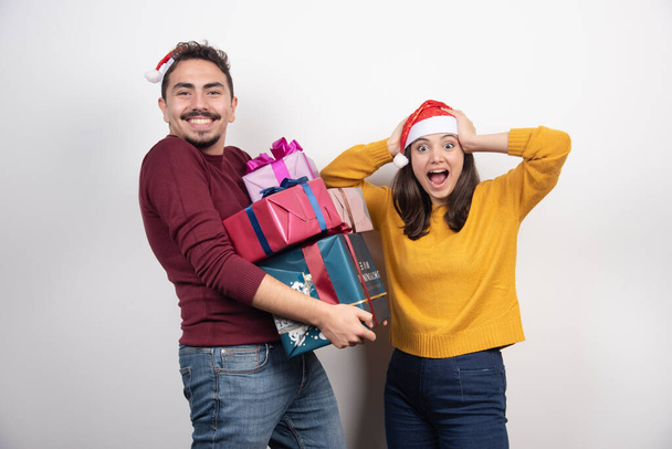 Bir sürü Noel hediyesi taşıyan kadın ve erkek. Yüksek kalite fotoğraf - Fotoğraf, Görsel
