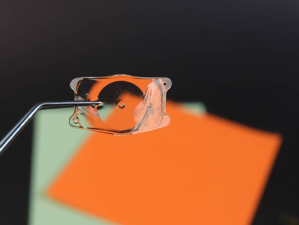 foto primo piano della lente collamer impiantabile ICL per il trattamento  - Foto, immagini