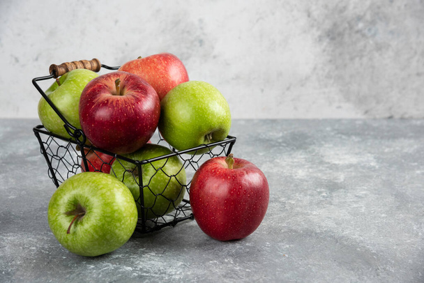 Egy rakás friss zöld és piros alma fémkosárba helyezve. Kiváló minőségű fénykép - Fotó, kép