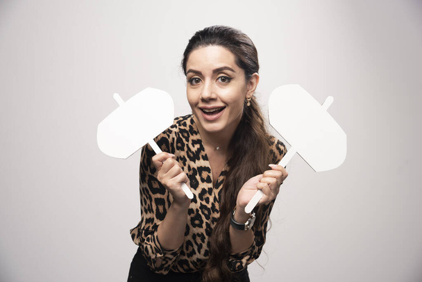 Dívka v leopardí tištěné košili se dvěma prázdnými informačními nebo lokalizačními tabulkami. Kvalitní fotografie - Fotografie, Obrázek
