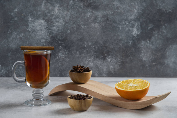 Egy pohár teát egy szelet narancslével és szárított laza teával. Kiváló minőségű fénykép - Fotó, kép