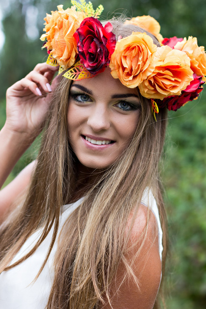 bela jovem com uma coroa de flores na cabeça
 - Foto, Imagem