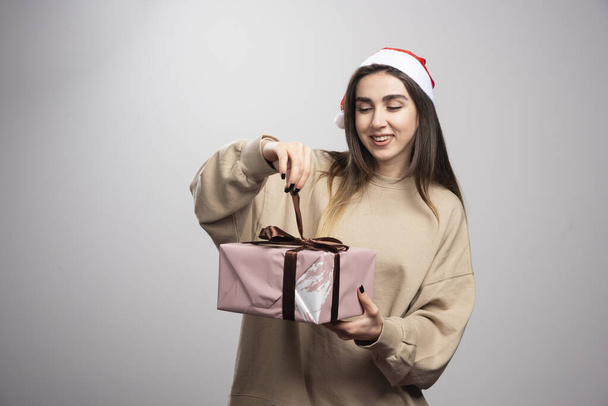 Egy fiatal nő kinyitott egy doboz karácsonyi ajándékot. Kiváló minőségű fénykép - Fotó, kép