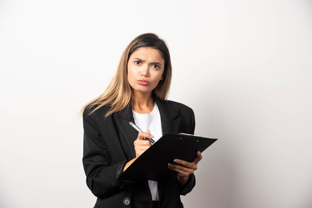 Business woman holding document on clipboard . High quality photo - Foto, imagen