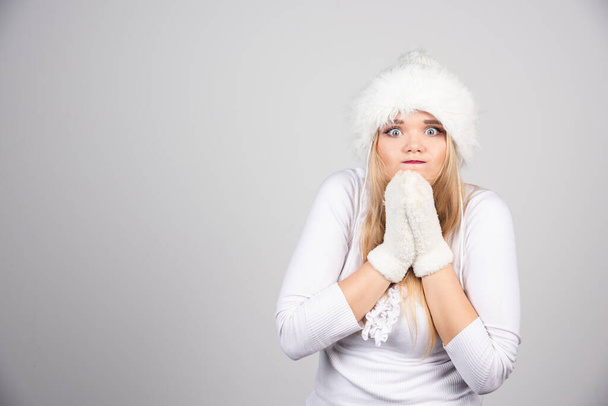 Retrato de mulher loira em roupa de inverno posando. Foto de alta qualidade - Foto, Imagem