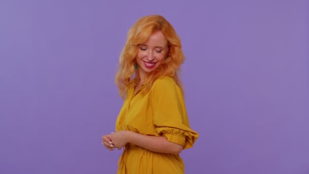 Veselé krásné dlouhé vlasy krásná dívka módní model ve žlutých šatech s úsměvem a při pohledu na kameru - Záběry, video