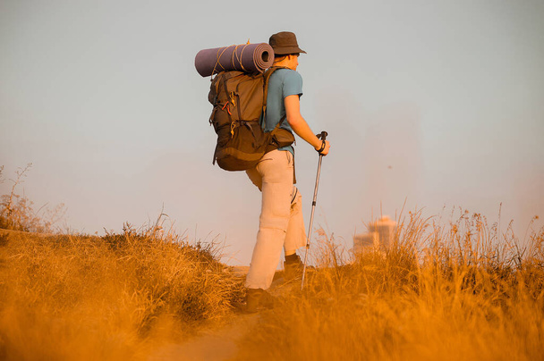 Muž turista těší pohled na přírodu z kopce - Fotografie, Obrázek
