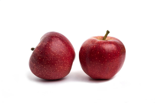 Dos manzanas rojas aisladas sobre fondo blanco. Foto de alta calidad - Foto, imagen