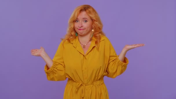 Chica en púrpura fondo del estudio señalando los dedos a sí mismo preguntar quién me dice no gracias no lo necesito - Metraje, vídeo