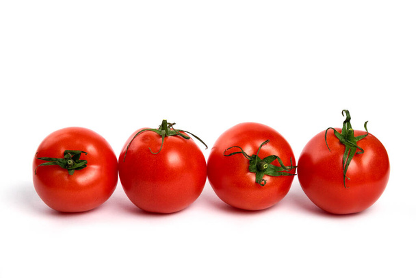 白い背景に大きな赤い新鮮なトマト。高品質の写真 - 写真・画像