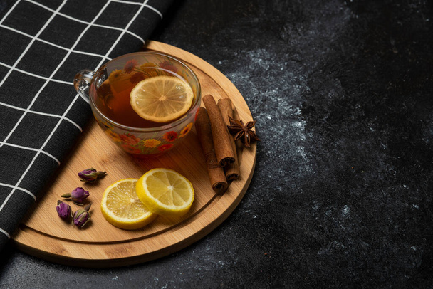 Una taza de té con especias aromáticas y hierbas. Foto de alta calidad - Foto, Imagen