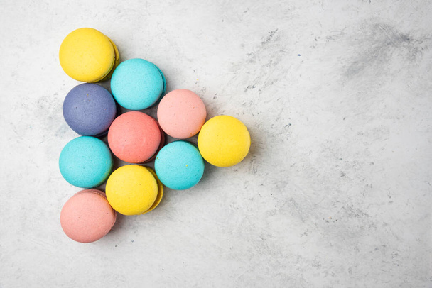 Macaron di mandorle colorate su sfondo bianco. Concetto di biliardo. Foto di alta qualità - Foto, immagini