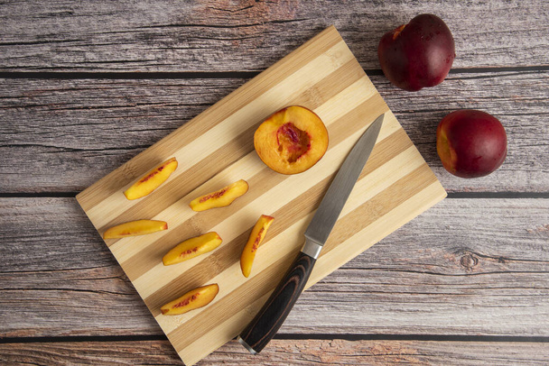 Свежие персики на деревянной доске - Фото, изображение