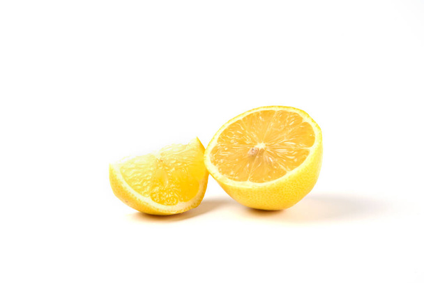 Una rebanada y media de limones aislados sobre fondo blanco. Foto de alta calidad - Foto, Imagen