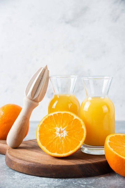 Lasi kannullinen mehua viipale appelsiinihedelmiä. Laadukas kuva - Valokuva, kuva