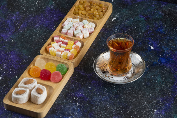 Вкусные турецкие деликатесы с чаем на красочном фоне. Высокое качество фото - Фото, изображение