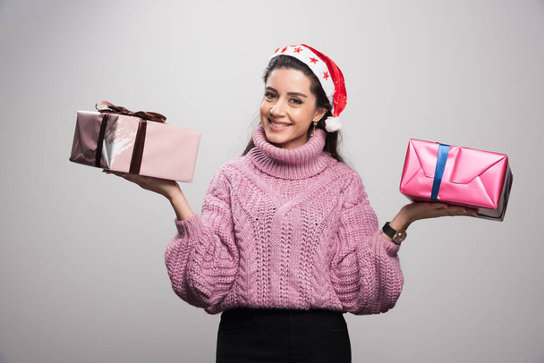 Улыбающаяся юная рождественская девочка с подарками. Высокое качество фото - Фото, изображение