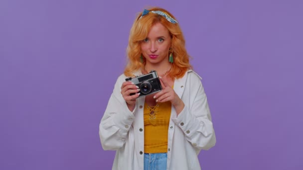 Vrouw toeristische fotograaf nemen van foto 's op retro camera en glimlachen, zomervakantie vakantie - Video