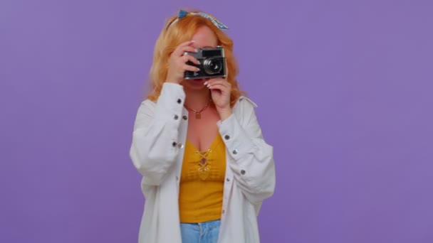 Vrouw toeristische fotograaf het nemen van foto 's op retro camera en glimlachen, reizen zomervakantie - Video