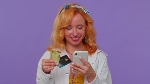 Γυναίκα που χρησιμοποιεί πιστωτικές κάρτες και smartphone κατά τη μεταφορά χρημάτων, αγοράζει online αγορές - Πλάνα, βίντεο