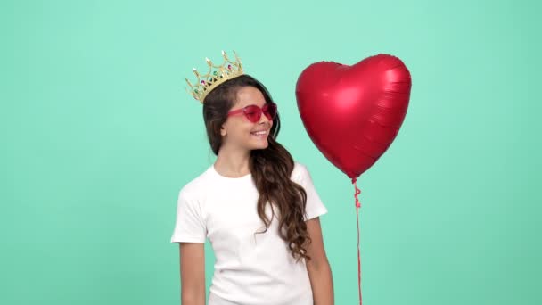feliz niño riendo en gafas de sol y corona con el globo del corazón se sentía triste después de que voló, decepción - Metraje, vídeo