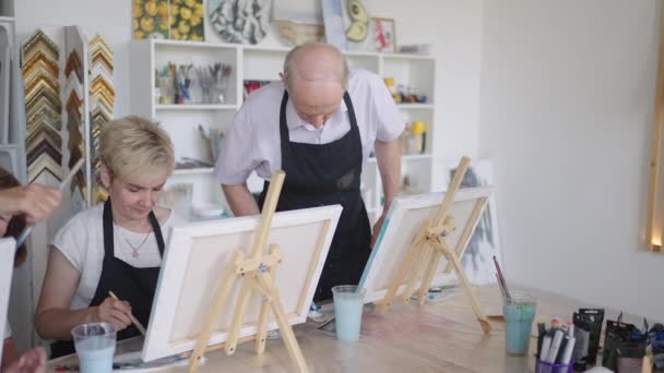 Egy idős pár együtt járt rajzórákra. Szabadidő a család számára - Felvétel, videó