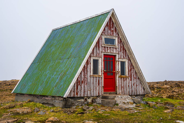 The old emergency cottage near the mountain road of Thorskafjardarheidi in west Iceland - Foto, Bild