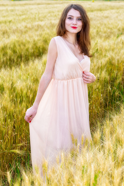 beautiful woman posing in wheat field - Foto, Imagem