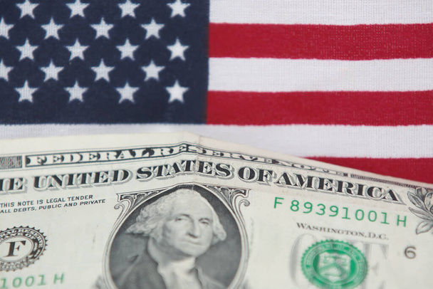 1 dollár számla az Egyesült Államok érmékkel és zászlóval az alján. - Fotó, kép