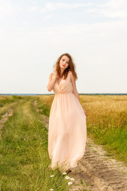 beautiful woman posing in wheat field - Valokuva, kuva
