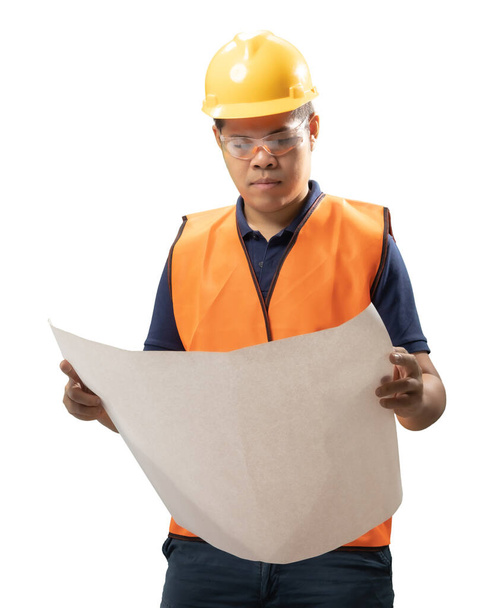 Азиатский инженер или техник носит защитный шлем и светоотражающий жилет с чертежной бумагой - Фото, изображение