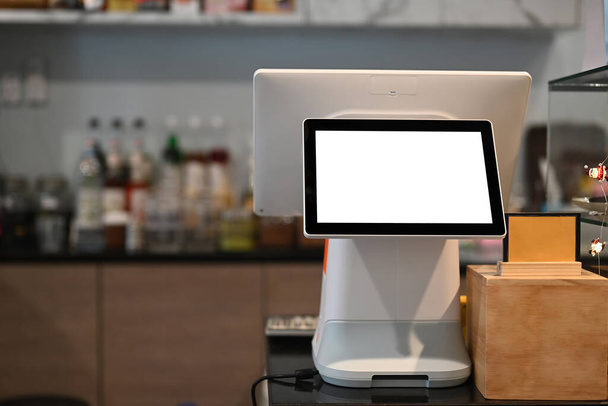 Egy érintőképernyős pénztárgép üres képernyővel a modern kávézóban.. - Fotó, kép